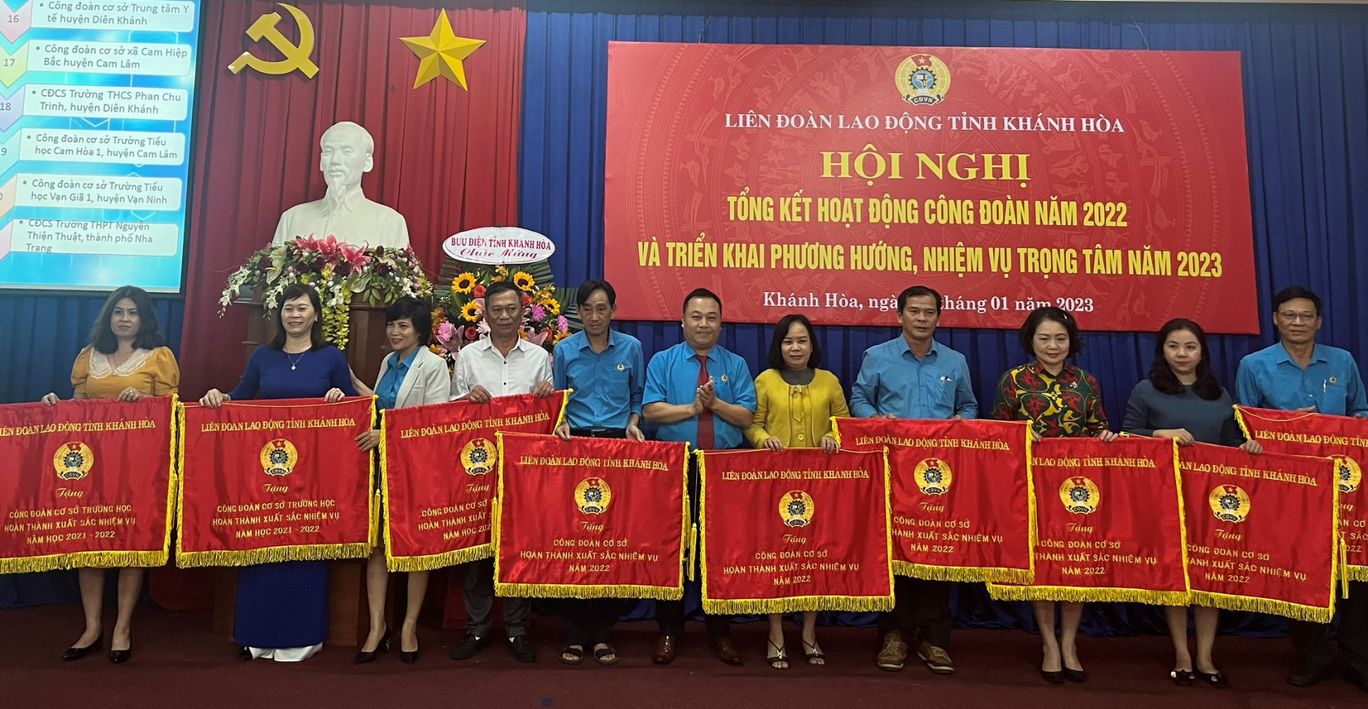 Lãnh đạo Liên đoàn Lao động tỉnh trao cờ thi đua xuất sắc cho các đơn vị.