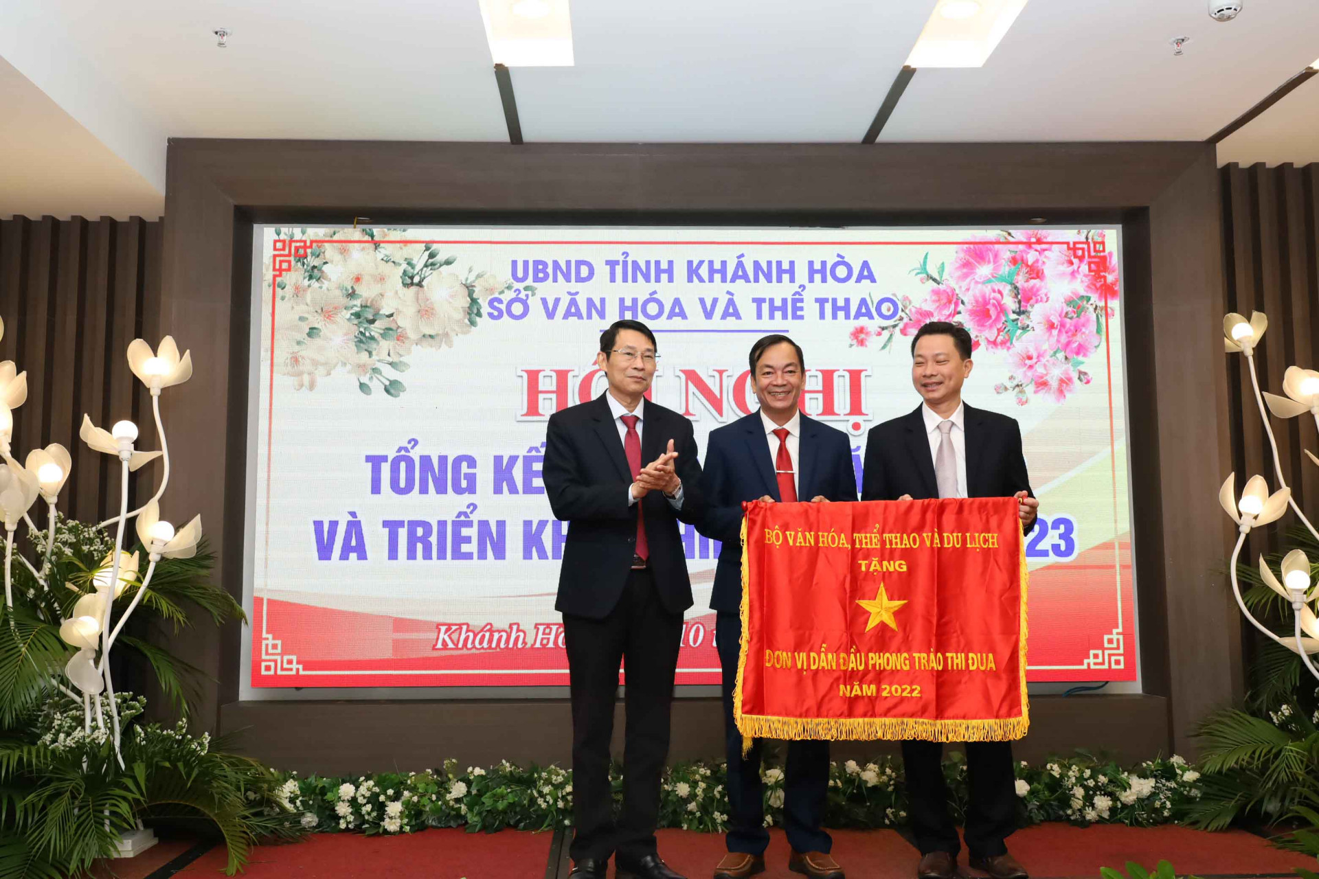 Ông Đinh Văn Thiệu trao cờ thi đua của Bộ VHTT và Du lịch cho Sở VHTT tỉnh Khánh Hòa. 