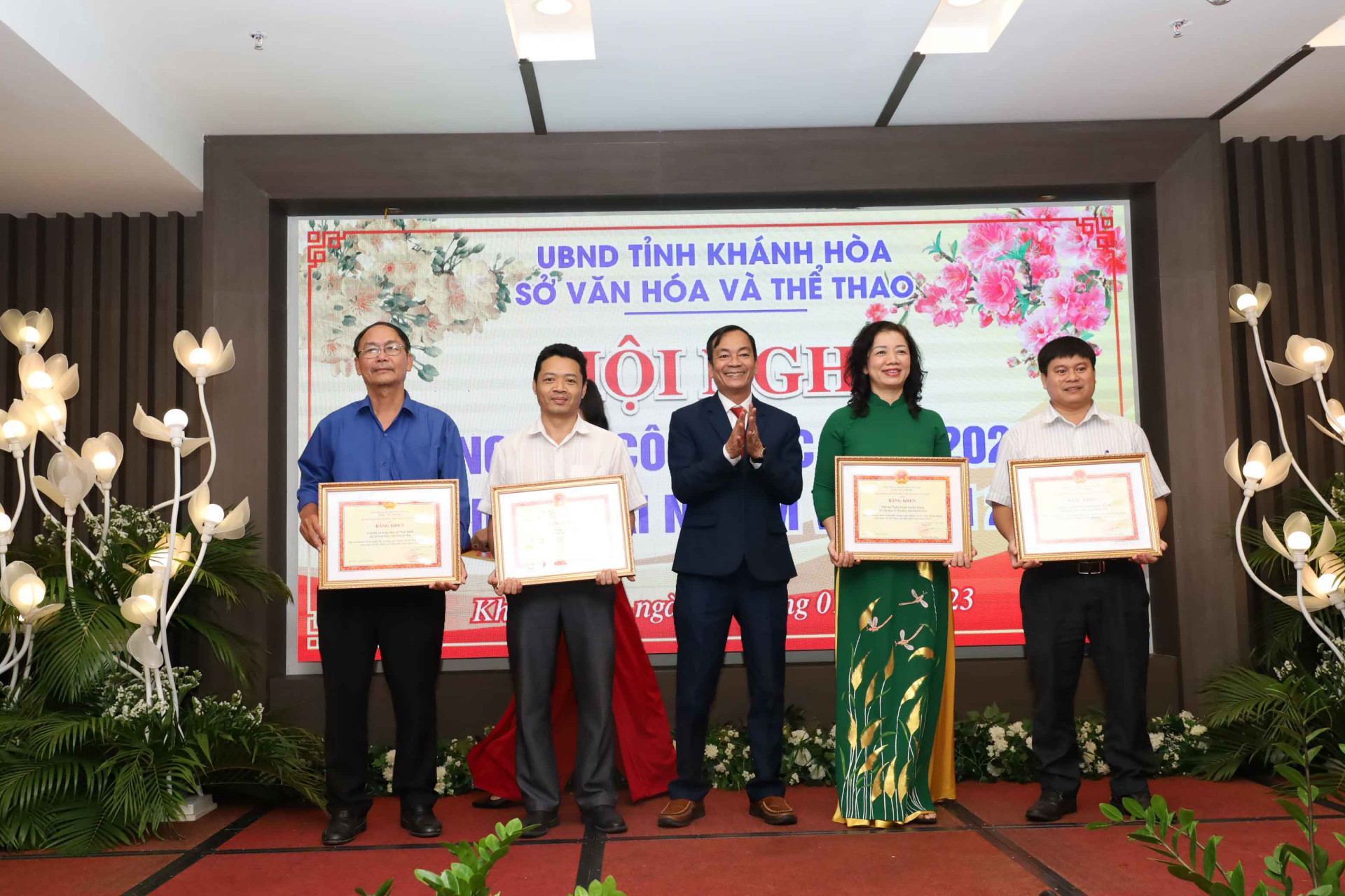 Ông Nguyễn Văn Thiện – Giám đốc Sở VHTT Khánh Hòa trao bằng khen của Bộ VHTT và Du lịch cho đại diện các tập thể.