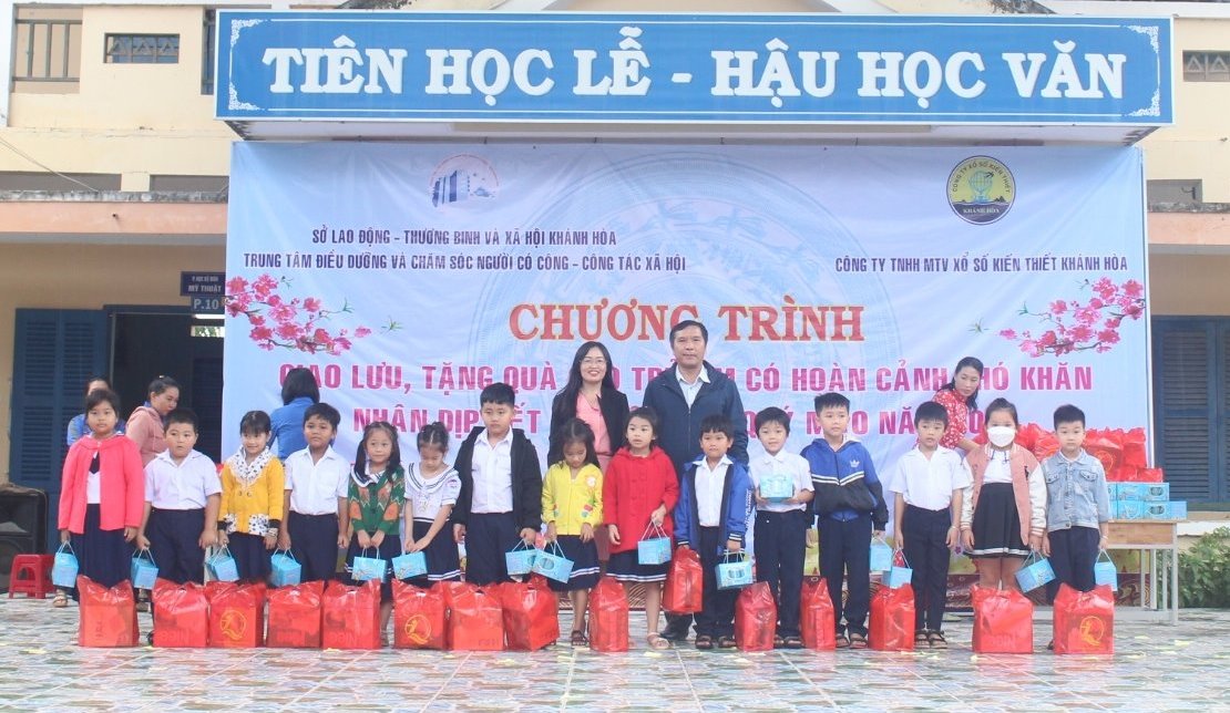 Đại diện các đơn vị trao quà Tết cho trẻ em có hoàn cảnh khó khăn trên địa bàn huyện Diên Khánh.