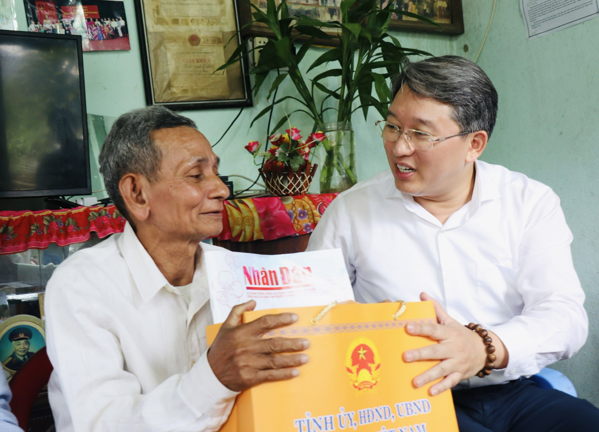 Bí thư Tỉnh ủy Nguyễn Hải Ninh tặng quà cho gia đình ông Mấu Quốc Tân, xã Sơn Trung. 
