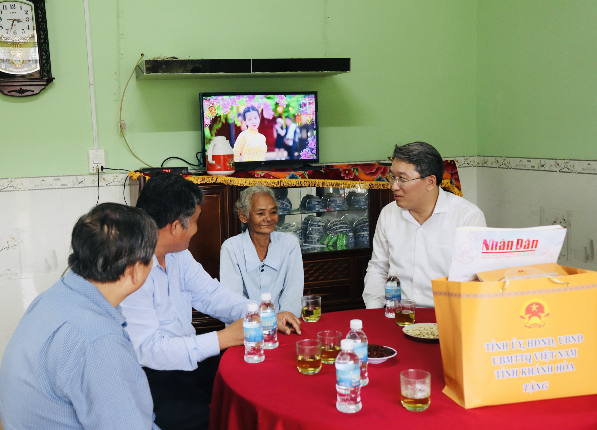 Ông Nguyễn Hải Ninh trò chuyện với và Cao Thị Mến (84 tuổi, thị trấn Tô Hạp)