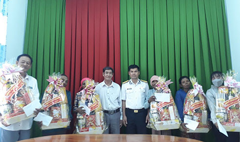 Đại diện Lữ đoàn 957 tặng quà cho các gia đình chính sách tại xã Cam Thịnh Tây