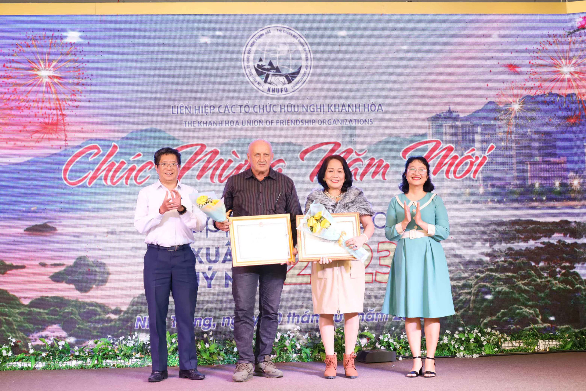 Lãnh đạo Liên hiệp các tổ chức hữu nghị tỉnh Khánh Hòa trao giấy khen cho đại diện các tập thể xuất sắc. 