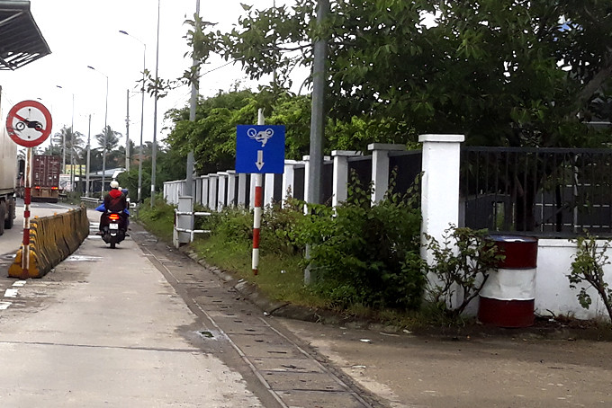 Hiện nay, trên Quốc lộ 1, ngay tại Trạm thu phí Ninh Lộc (xã Ninh Lộc, thị xã Ninh Hòa) có dựng trụ biển báo giao thông làn đường dành cho xe mô tô, xe gắn máy nhưng bị treo ngược (ảnh).