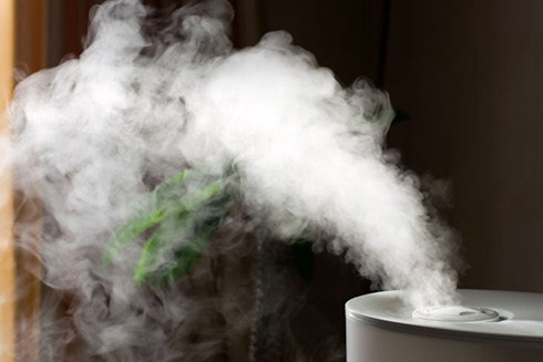 Máy phun sương bổ sung độ ẩm cho không khí giúp cải thiện tình trạng nghẹt mũi (Ảnh: Internet)