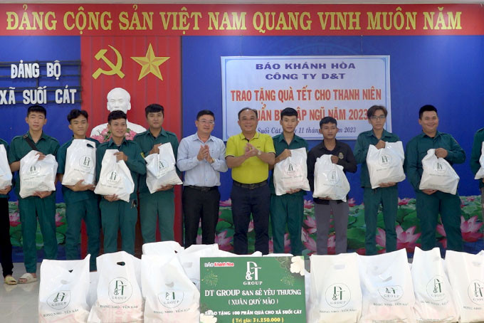 Lãnh đạo Báo Khánh Hòa và lãnh đạo đạo Công ty TNHH Sản xuất Thương mại Xuất nhập khẩu D&T tặng quà Tết cho Dân quân thường trực xã.