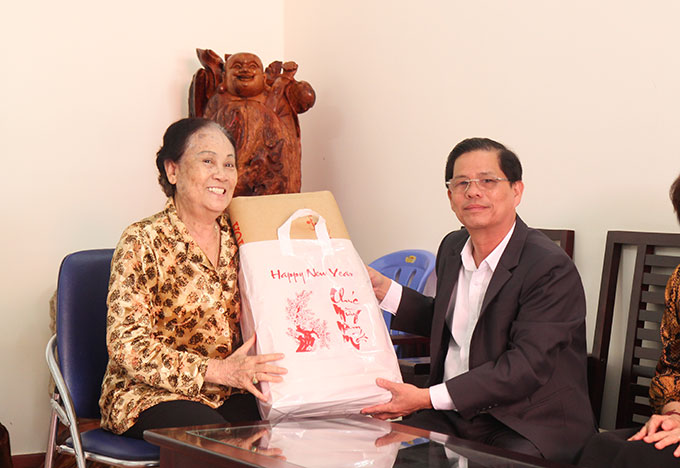 Ông Nguyễn Tấn Tuân thăm và tặng quà gia đình ông Trần Quốc Khánh.
