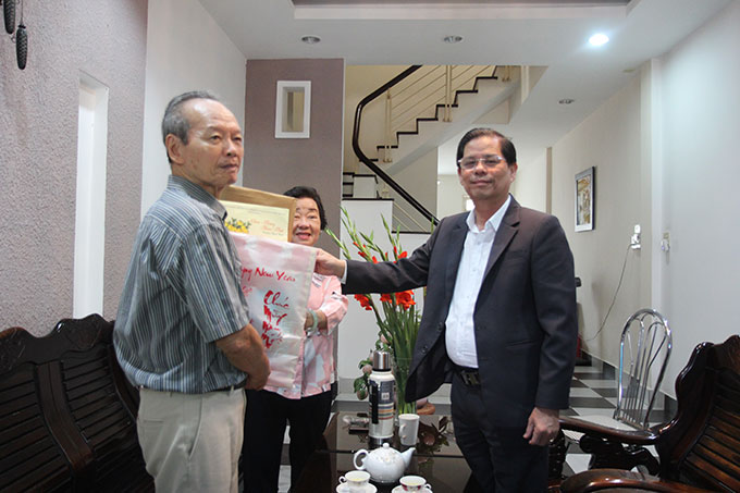 Ông Nguyễn Tấn Tuân thăm và tặng quà gia đình ông Phạm Ngọc Quế.