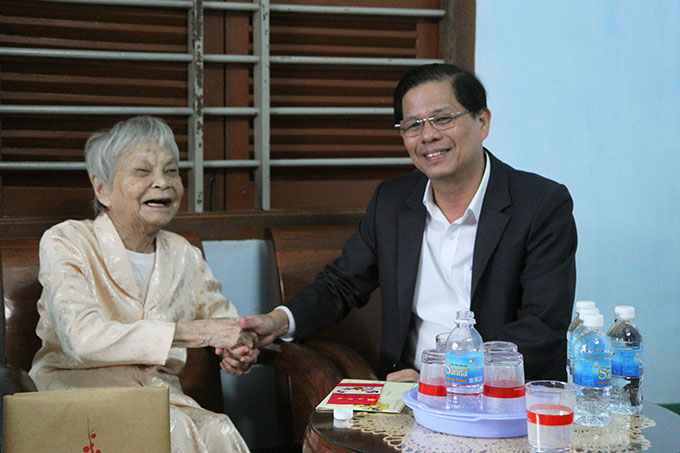 Ông Nguyễn Tấn Tuân thăm và tặng quà gia đình ông Cao Sơn Hà.