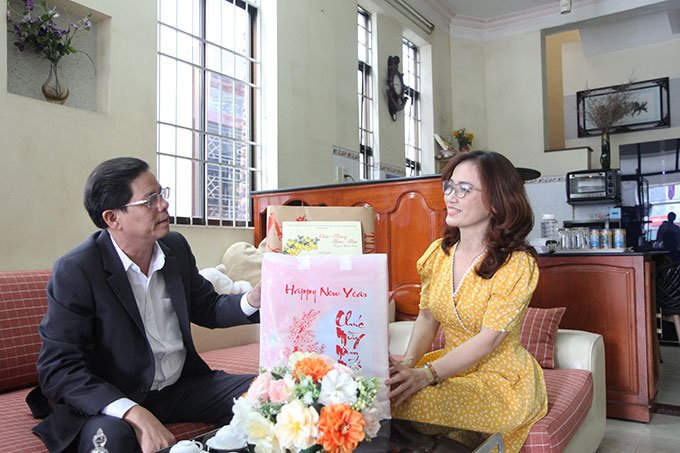 Ông Nguyễn Tấn Tuân thăm và tặng quà gia đình ông Võ Hòa.