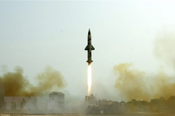 Một vụ phóng thử tên lửa Prithvi-II từ bãi thử ở Chandipur, bang Odisha, Ấn Độ. (Ảnh: AFP/TTXVN)