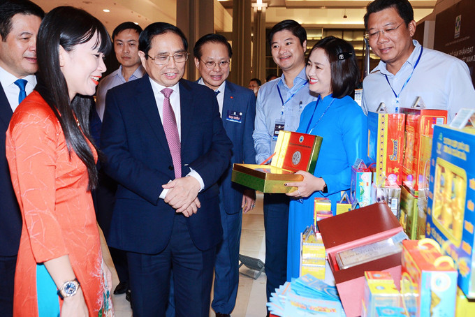 Thủ tướng Phạm Minh Chính thăm gian hàng Yến sào Khánh Hòa tại lễ công bố thương hiệu quốc gia.