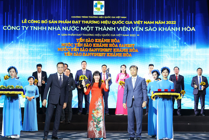 Lãnh đạo Công ty Yến sào Khánh Hòa nhận Thương hiệu quốc gia.