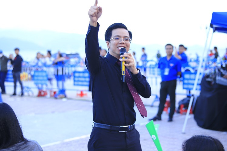 Chương trình còn có sự góp mặt của thầy giáo 9x Nguyễn Thái Dương. 