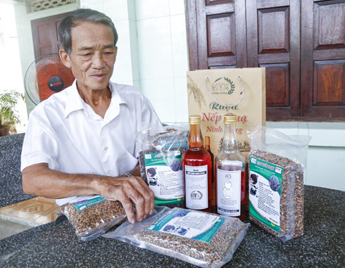 Các sản phẩm gạo thảo dược, nếp quạ  và rượu nếp quạ của Hợp tác xã Nông nghiệp Ninh Đông.
