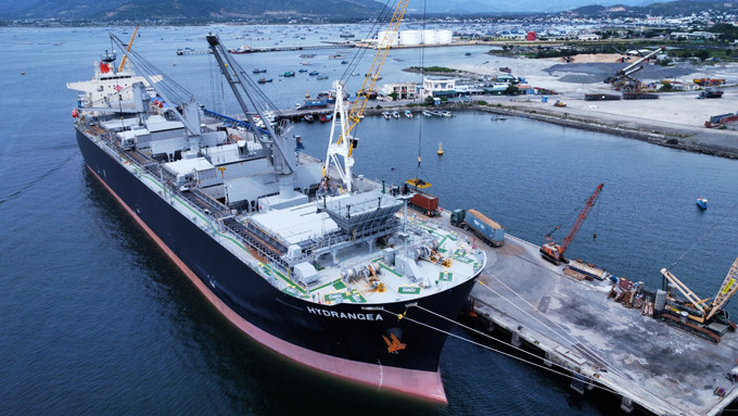 Cảng Cam Ranh vừa phục vụ hàng hóa trong tỉnh và vừa  phục vụ cho tỉnh Ninh Thuận, Lâm Đồng. (Ảnh tàu HYDRANGEA  quốc tịch Panama, trọng tải 50.000 tấn, chở hàng đi Nhật Bản). 