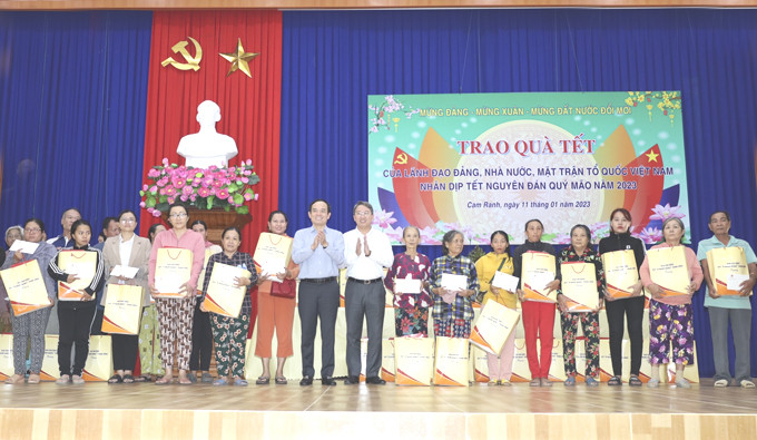 Phó Thủ tướng Chính phủ Trần Lưu Quang và đồng chí Nguyễn Hải Ninh tặng quà Tết cho các hộ nghèo ở Cam Ranh.