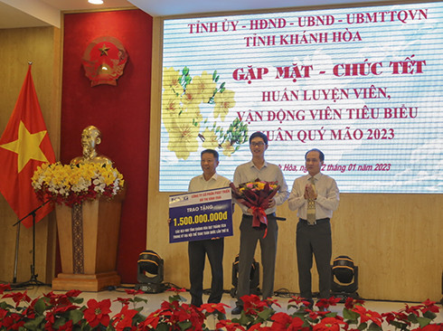 Công ty Cổ phần Phát triển đô thị Vĩnh Thái tặng 1,5 tỷ đồng cho các huấn luyện viên, vận động viên Khánh Hòa đạt thành tích trong kỳ Đại hội Thể thao toàn quốc lần IX.