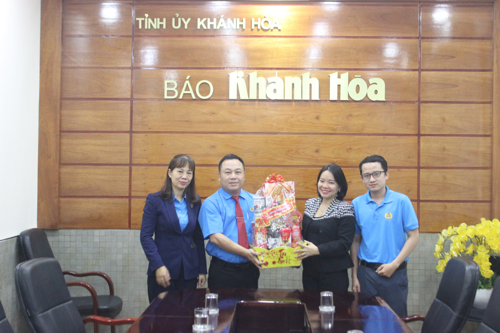 Ông Nguyễn Đức Trí thăm, chúc Tết tại Báo Khánh Hòa.
