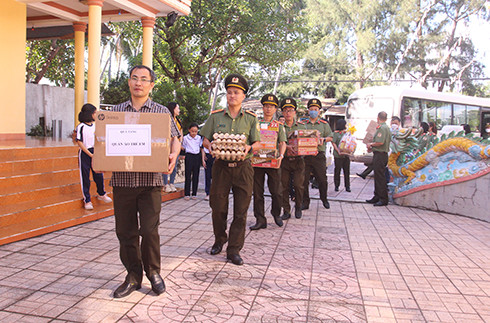 Cán bộ, chiến sĩ Công an cửa khẩu Cảng hàng không quốc tế Cam Ranh chuyển quà Tết tới Cơ sở mái ấm Chùa Thanh Sơn