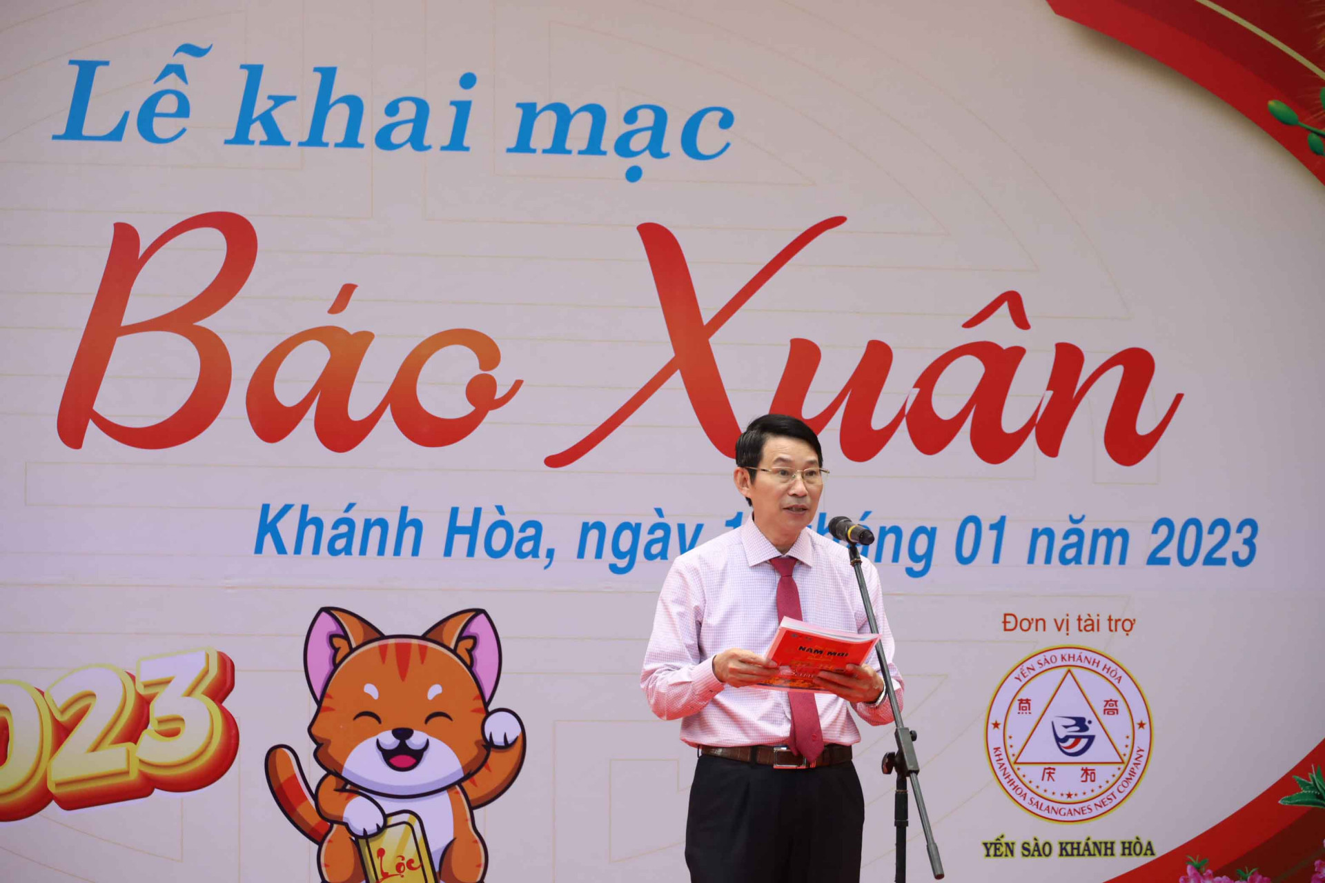 Ông Đinh Văn Thiệu phát biểu tại buổi lễ khai mạc Hội báo Xuân 2023. 