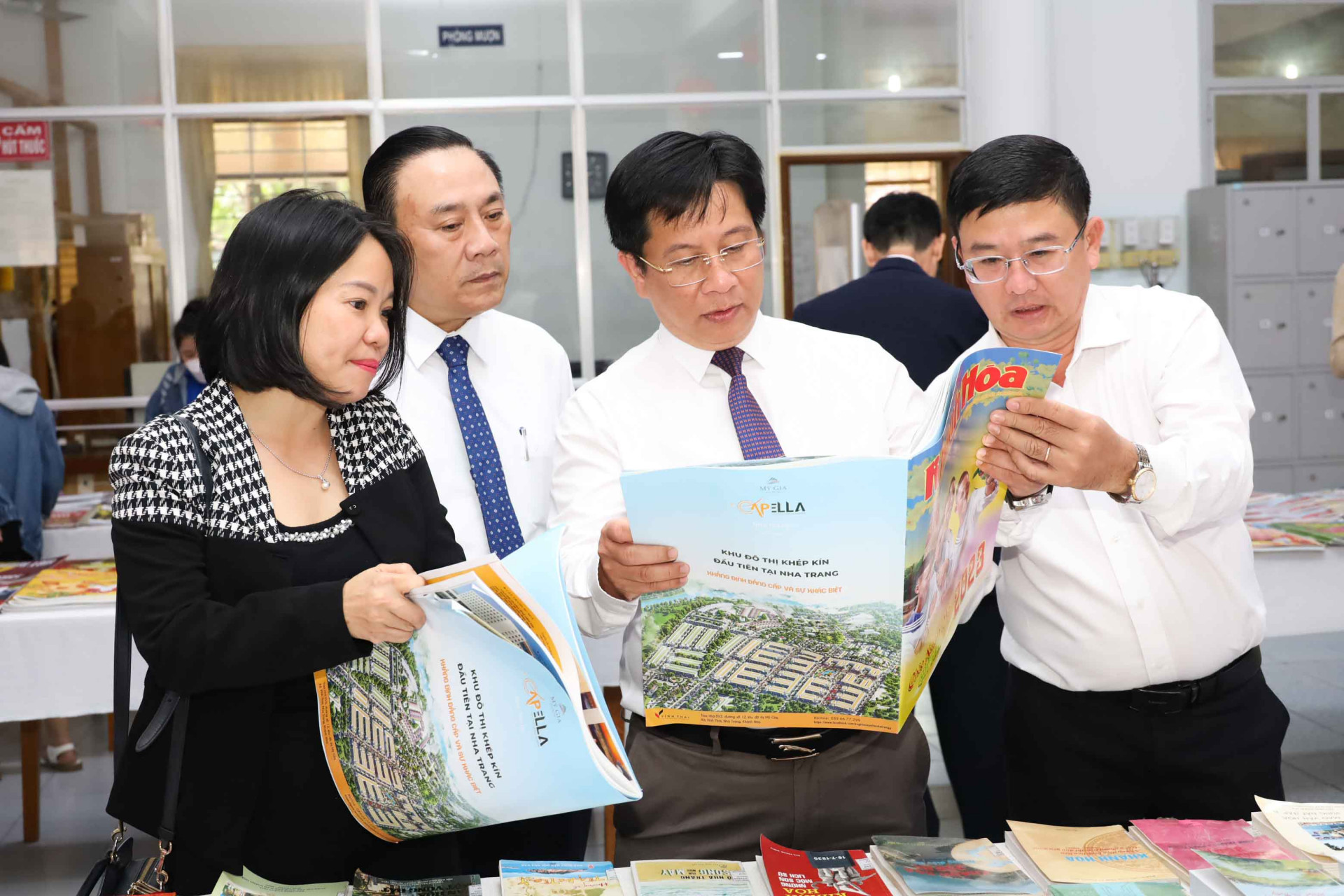 Ông Hồ Văn Mừng xem nội dung ấn phẩm báo xuân Báo Khánh Hòa. 