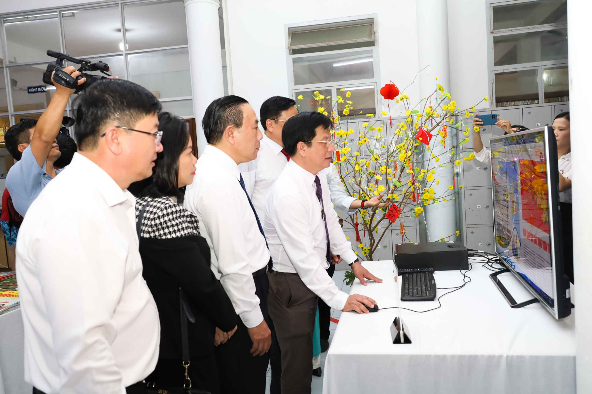 Các đại biểu đọc báo xuân trên trang web http://baoxuankhanhhoa.vuc.vn do Thư viện tỉnh Khánh Hòa thực hiện. 
