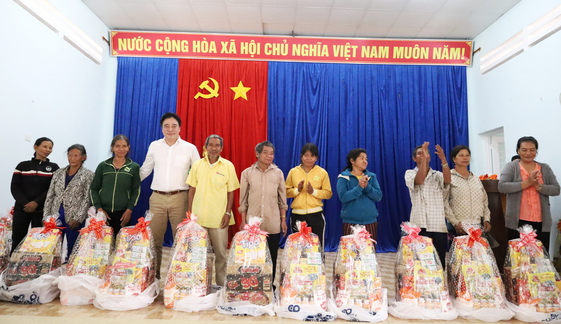 Ông Nguyễn Khắc Toàn trao quà cho các hộ gia đình.