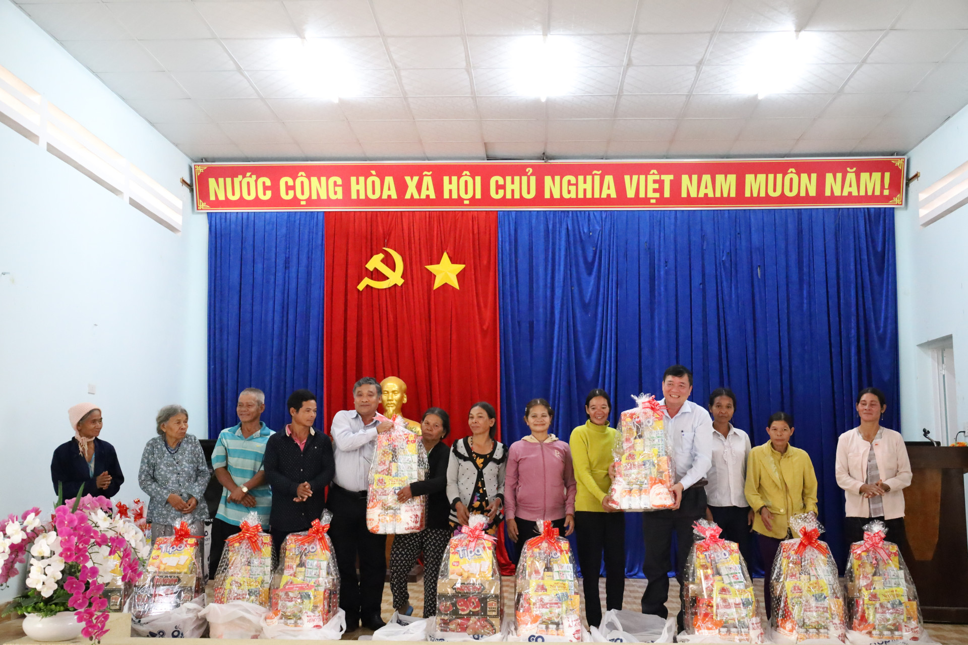 Lãnh đạo huyện Khánh Sơn trao quà cho các hộ dân.