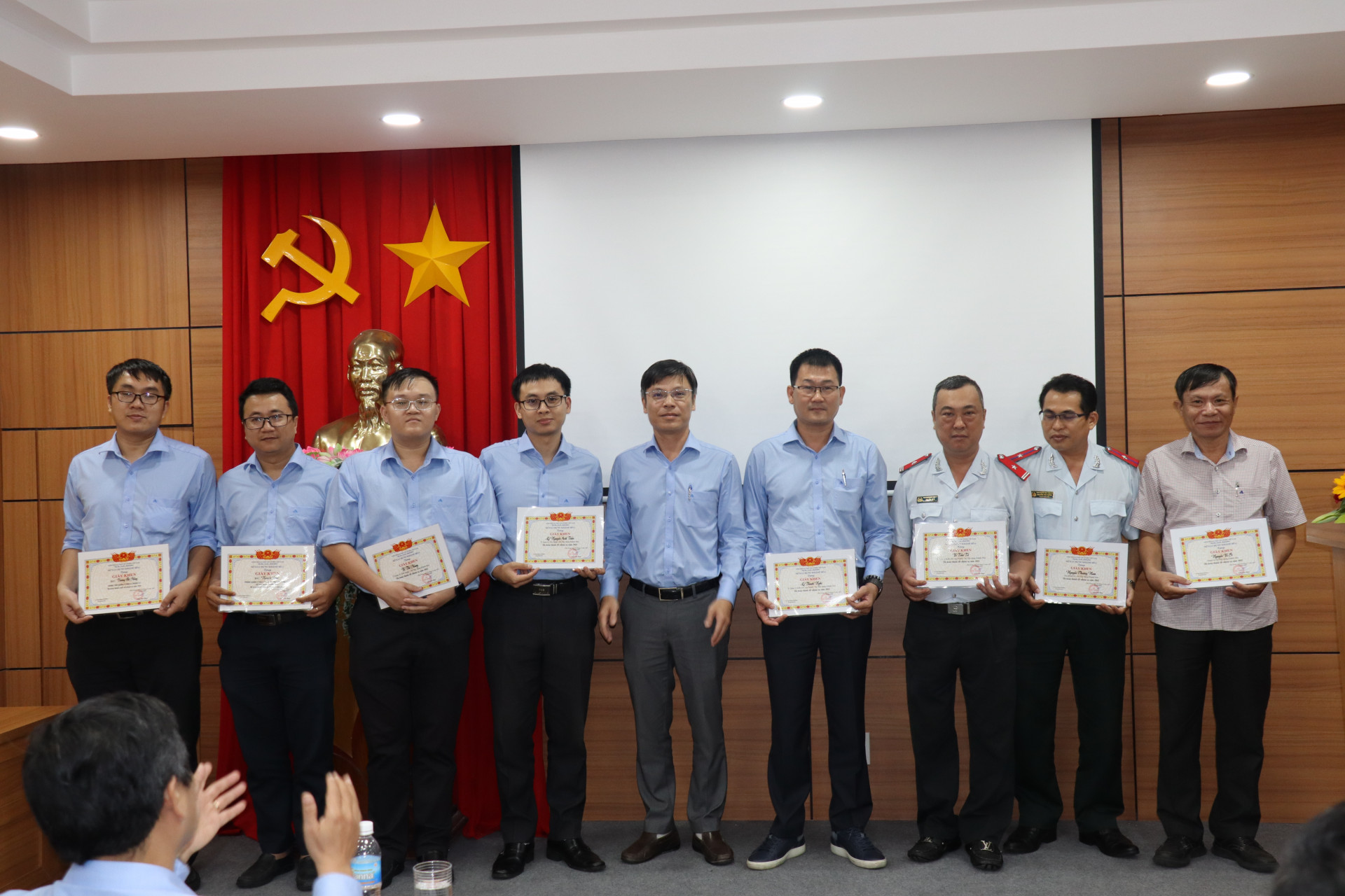 Ông  Lê  Minh  Tiến  - Phó  Giám  đốc  Sở  Xây  dựng  tặng  giấy k hen  cho  các  cá  nhân  hoàn  thành  xuất  sắc  nhiệm  vụ  năm  2022