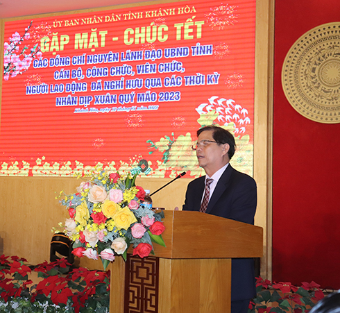 Ông Nguyễn Tấn Tuân phát biểu chúc Tết các vị nguyên lãnh đạo UBND tỉnh, cán bộ, công chức, người lao động đã nghỉ hưu của Văn phòng UBND tỉnh qua các thời kỳ.