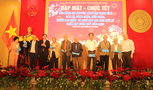 Ông Nguyễn Tấn Tuân trao quà cho các hưu trí lớn tuổi của Văn phòng UBND tỉnh qua các thời kỳ.