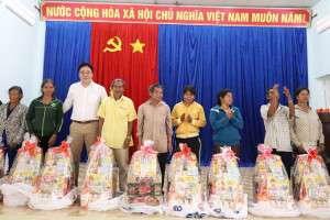 Tặng 639 suất quà Tết cho người dân xã Thành Sơn