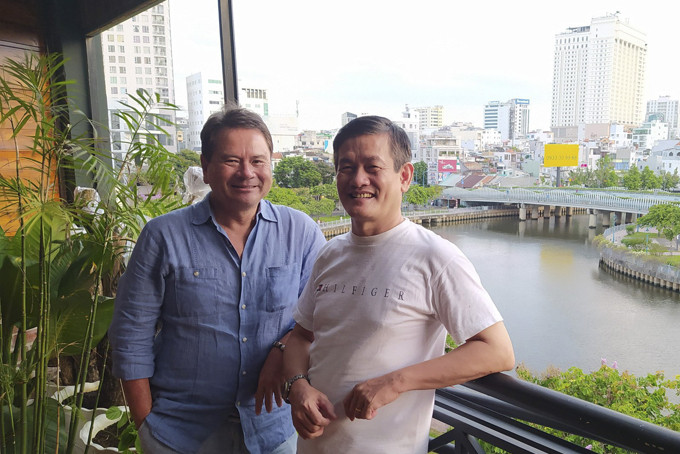 Chuyên gia kinh tế Trần Sĩ Chương (trái)  cùng với Kiến trúc sư Ngô Viết Nam Sơn  (cố vấn cho quy hoạch tỉnh Khánh Hòa).
