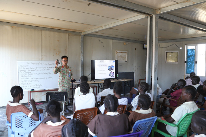 Thiếu tá Nguyễn Văn Thứ dạy học tình nguyện tại Trường cấp 3 Abyei.