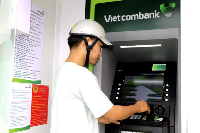 Người dân thực hiện giao dịch tại một trụ ATM ở TP. Nha Trang.