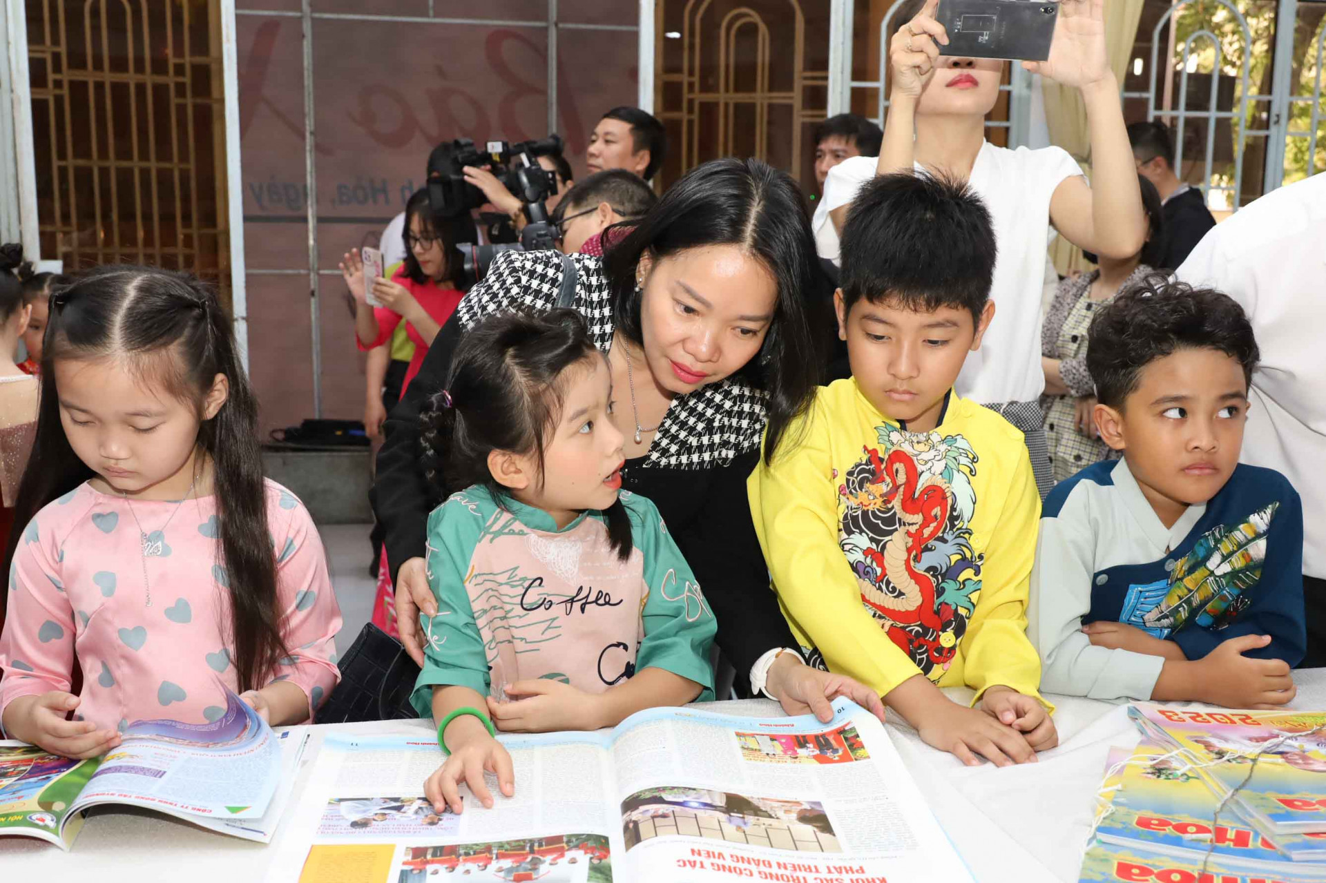 Leader of Khanh Hoa Newspaper reading spring publications with children