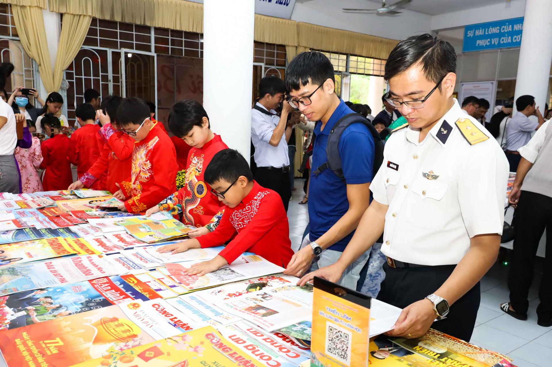 A navy soldier visit Khanh Hoa’s 2023 Spring Newspaper Festival