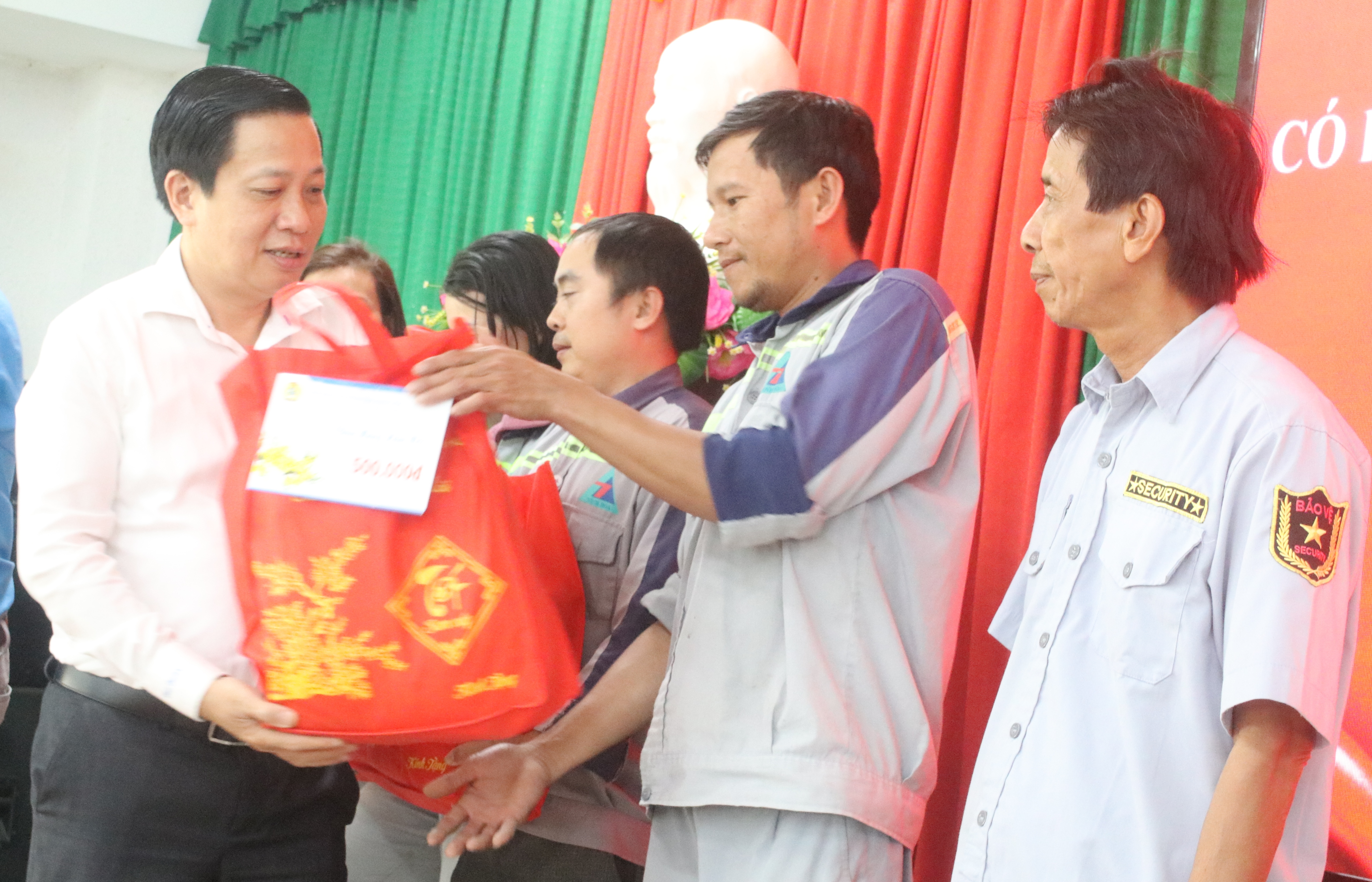 Ông Hà Quốc Trị trao quà Tết cho công nhân có hoàn cảnh khó khăn trên địa bàn thị xã Ninh Hòa.