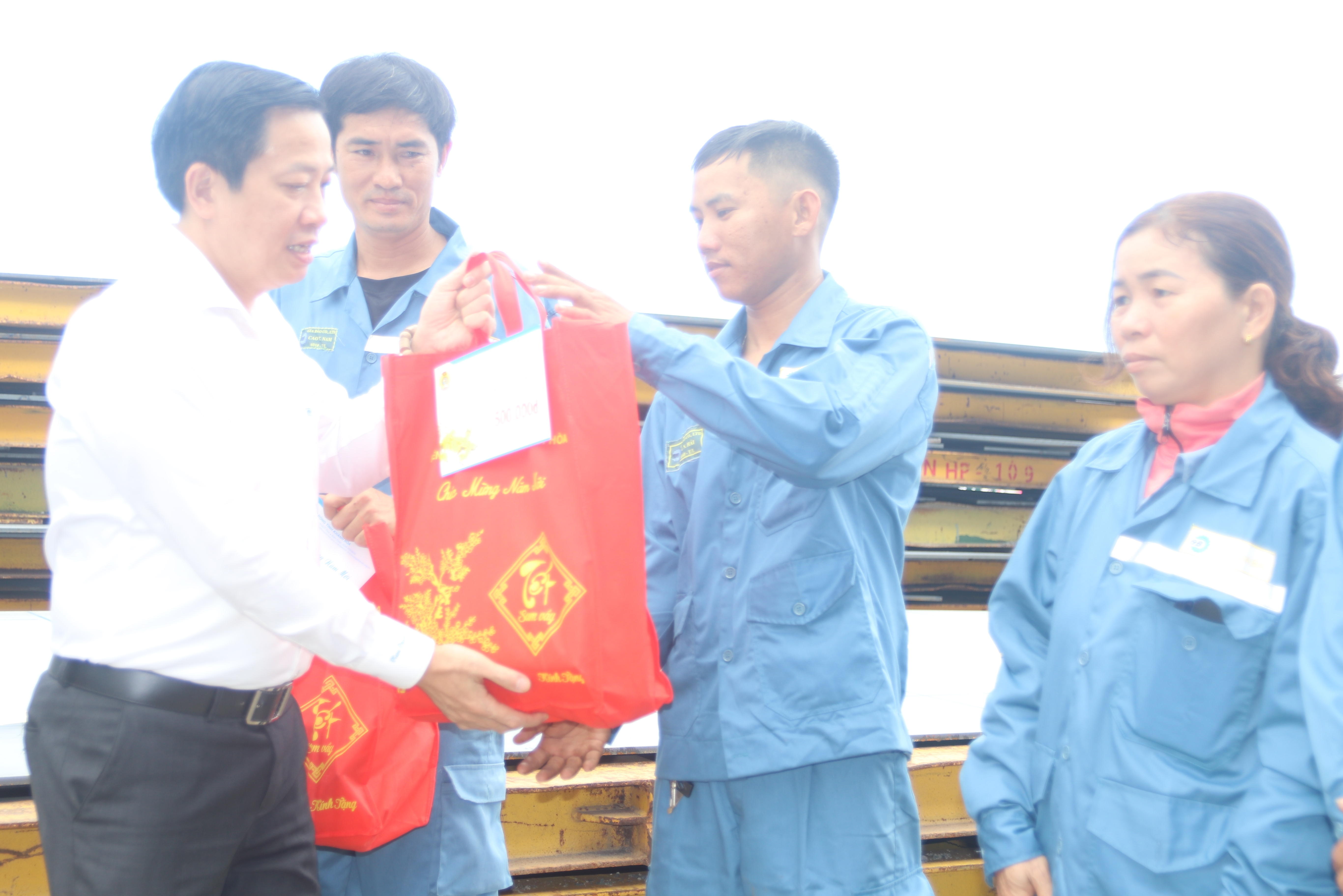  Ông Hà Quốc Trị trao quà Tết cho công nhân Công ty TNHH Đóng tàu Hyundai Việt Nam.