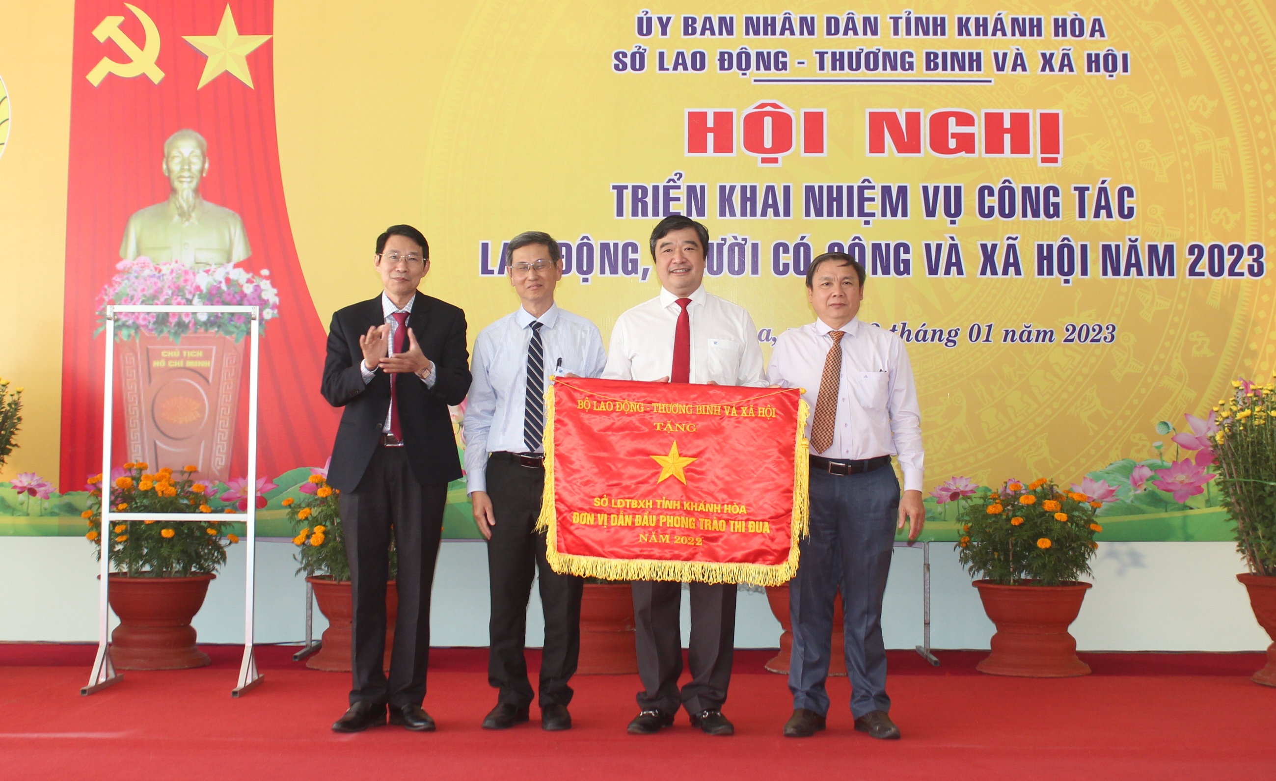 Ông Đinh Văn Thiệu trao cờ thi đua của Bộ LĐ-TB-XH cho Sở LĐ-TB-XH Khánh Hòa.