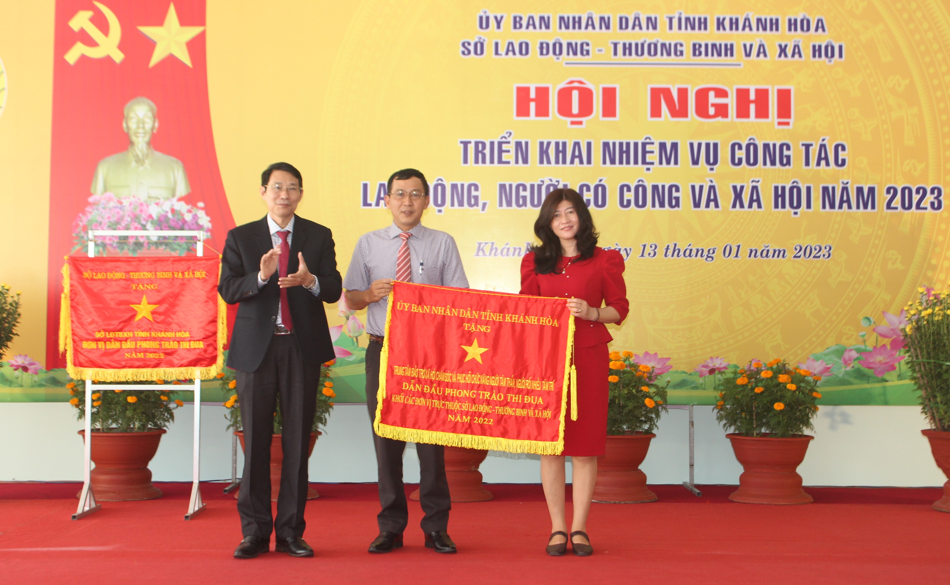 Ông Đinh Văn Thiệu tặng cờ thi đua xuất sắc cho Trung tâm Bảo trợ xã hội chăm sóc và phục hồi chức năng người tâm thần, người rối nhiễu tâm trí tỉnh.