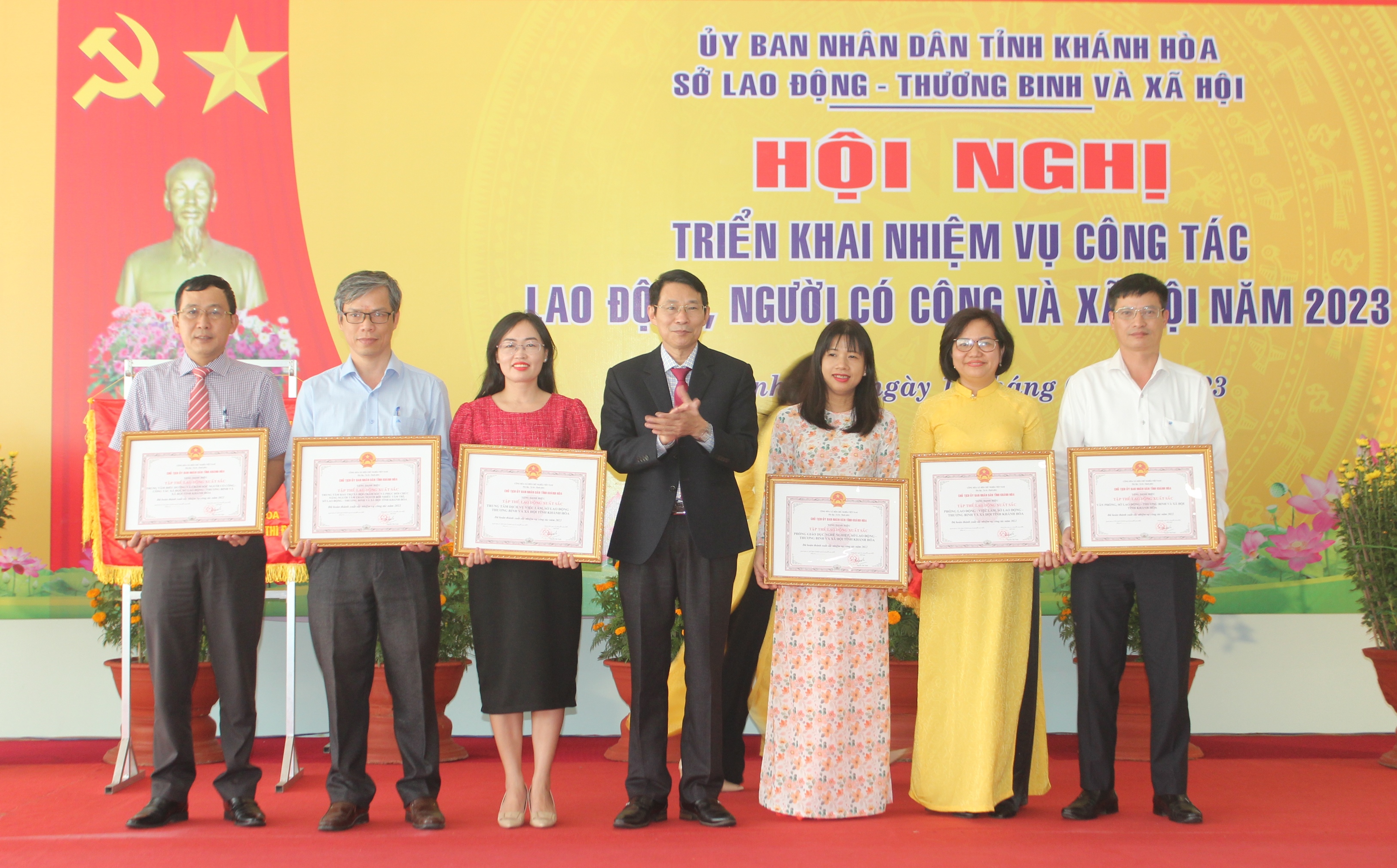 Ông Đinh Văn Thiệu tặng bằng khen cho các tập thể xuất sắc.