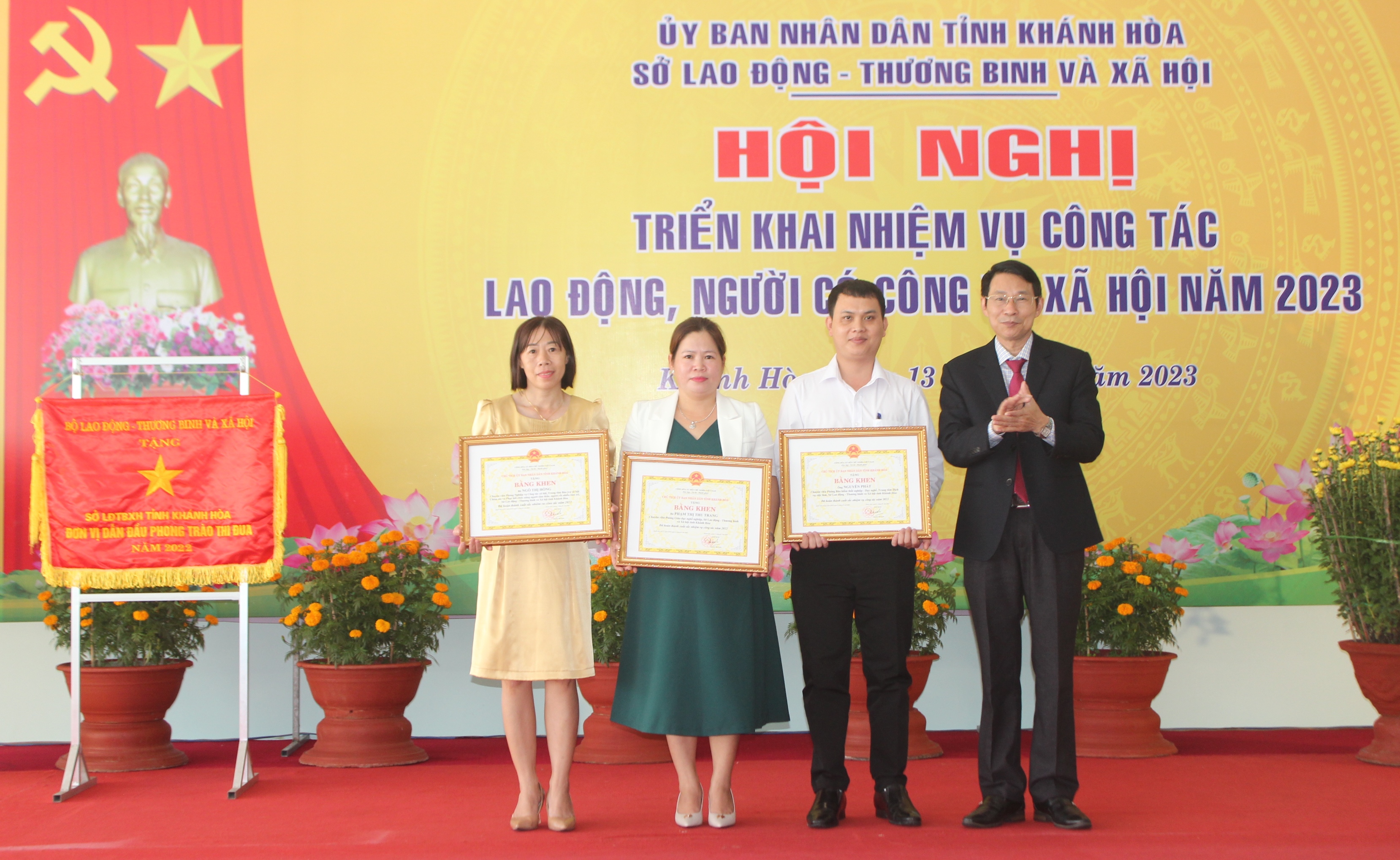 Ông Đinh Văn Thiệu trao bằng khen cho những cá nhân xuất sắc.