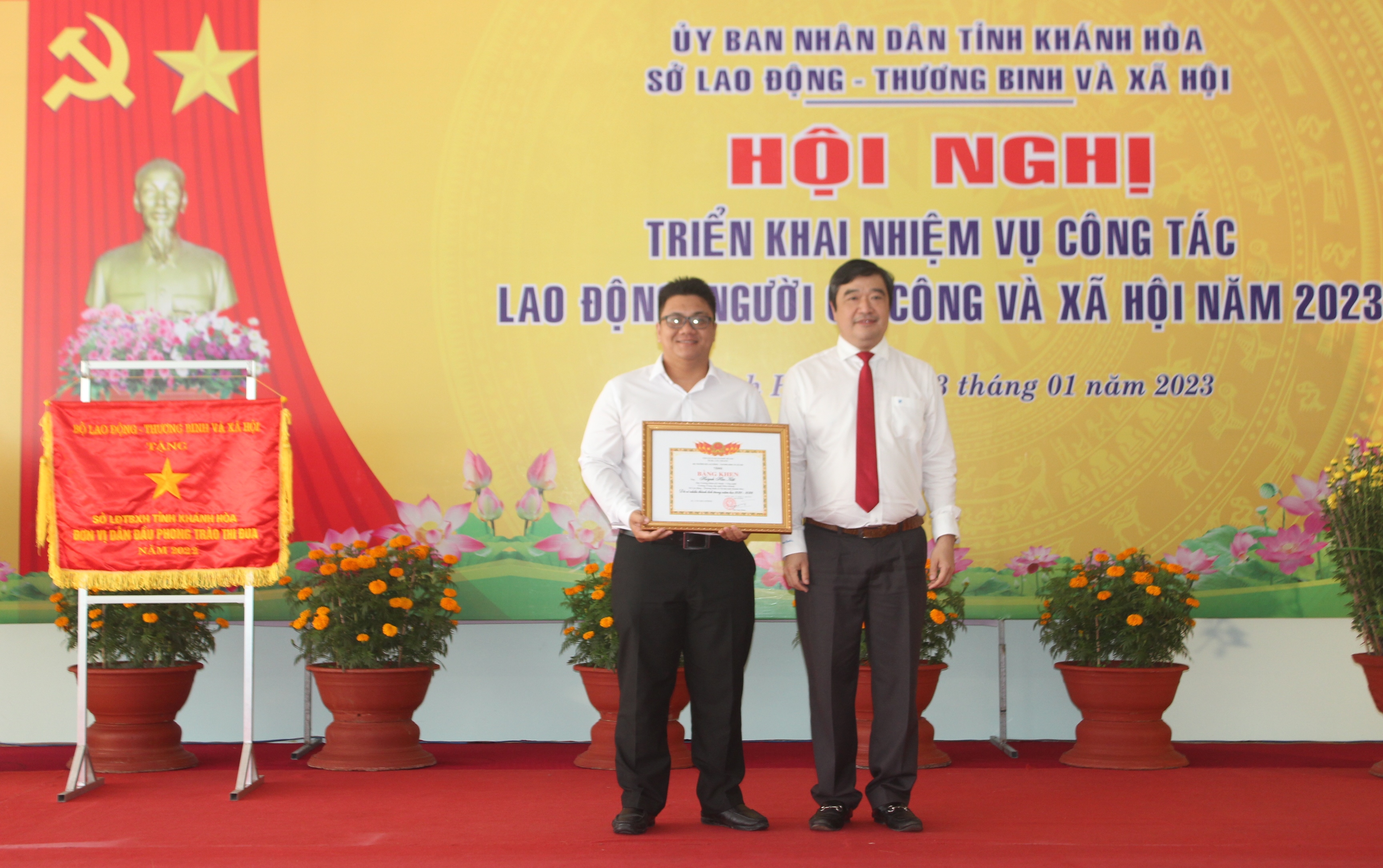 Ông Tạ Hồng Quang - Giám đốc Sở LĐ-TB-XH trao bằng khen của Bộ LĐ-TB-XH cho 1 cá nhân xuất sắc.