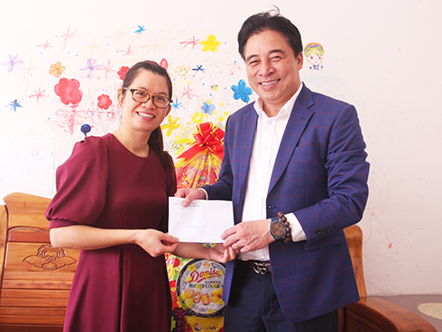 Ông Nguyễn Khắc Toàn đến chúc Tết thân nhân gia đình Thiếu tá Phạm Văn Thiệu