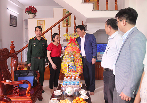 Ông Nguyễn Khắc Toàn đến thăm, chúc Tết thân nhân gia đình Đại úy Nguyễn Duy Sơn 