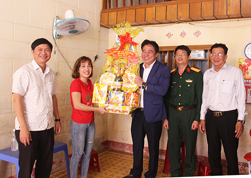 Ông Nguyễn Khắc Toàn đến chúc Tết thân nhân gia đình gia đình ông Nguyễn Thế Hùng Linh