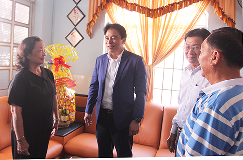 Ông Nguyễn Khắc Toàn đến thăm, chúc Tết thân nhân gia đình ông Hồ Lữ Hiếu